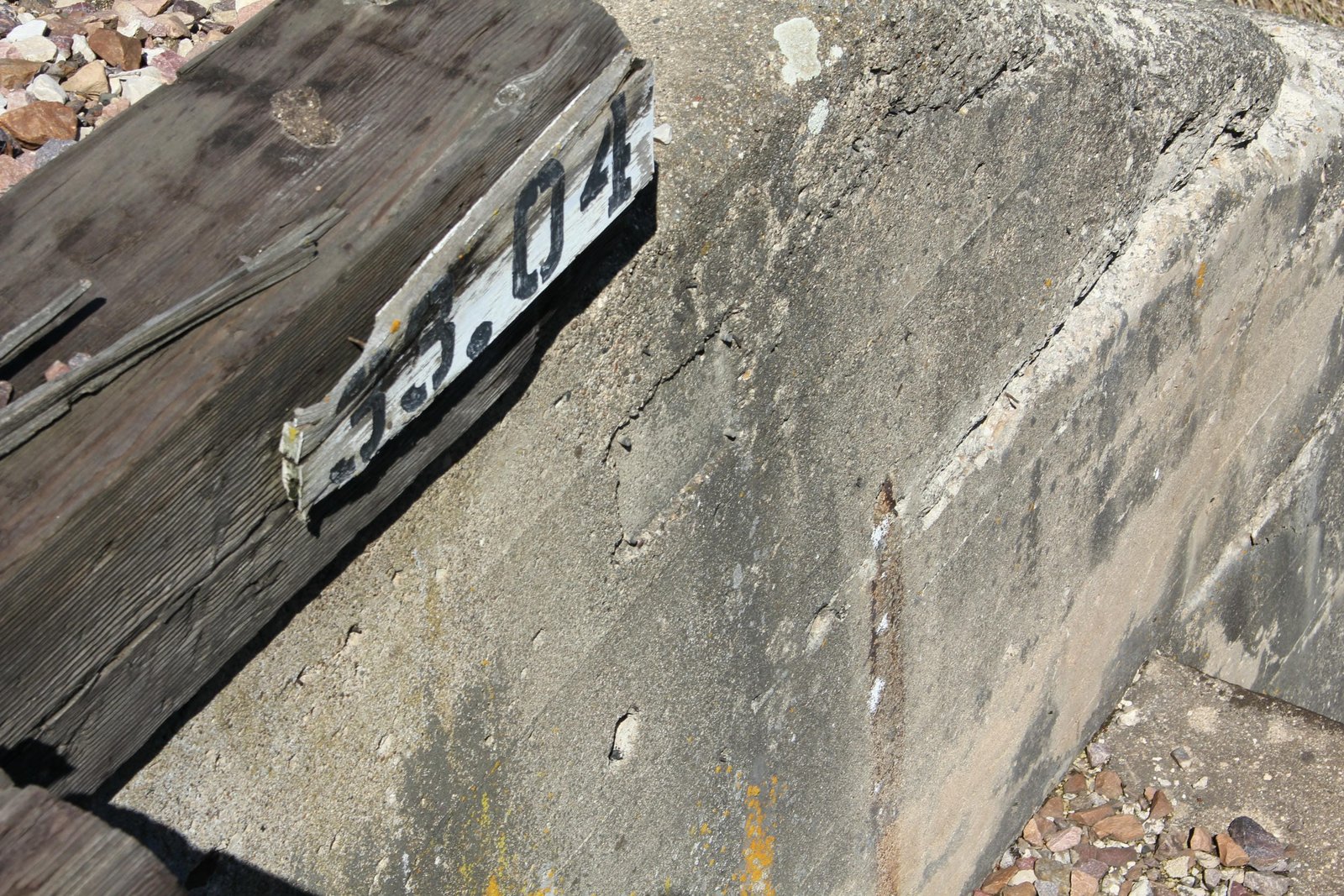 Missing plaque on abutment